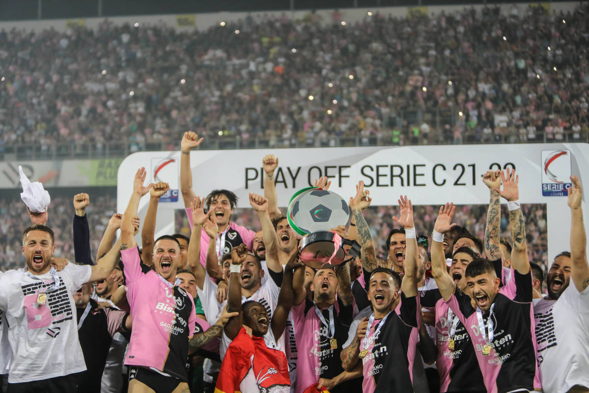 Palermo gave a jersey to all its away fans in Ascoli